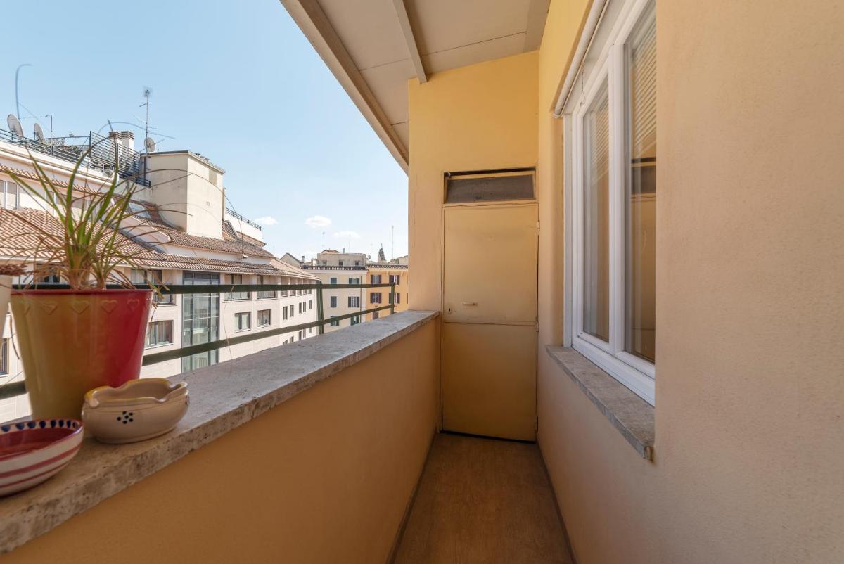 Vaticano & San Pietro Balcony Apartment - image 3