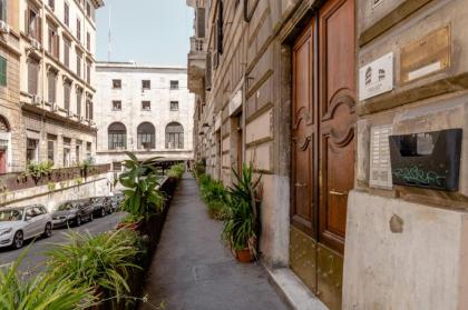 4-Bdr Apt among Colosseum&Termini 10-people - image 1