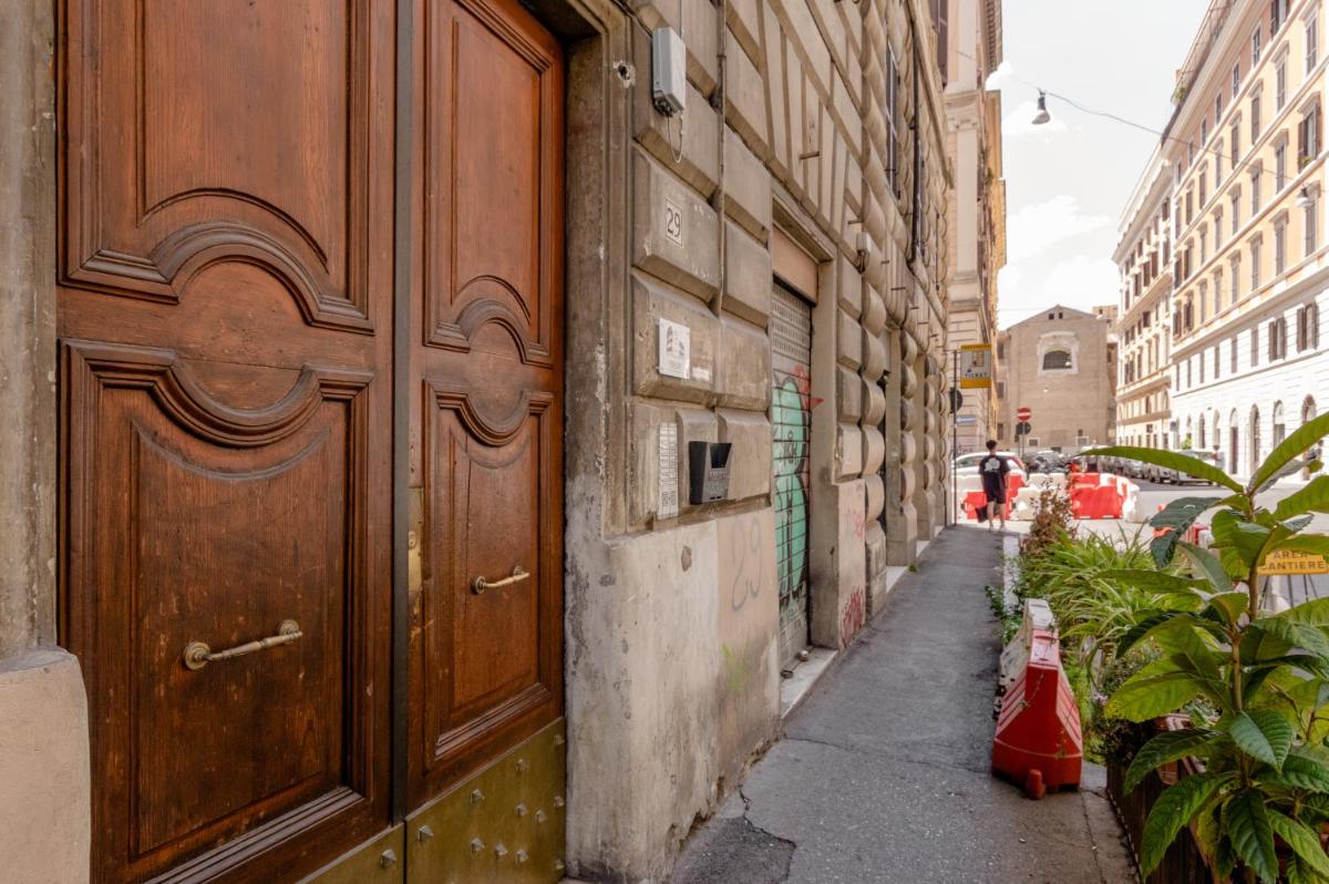 4-Bdr Apt among Colosseum&Termini 10-people - image 2