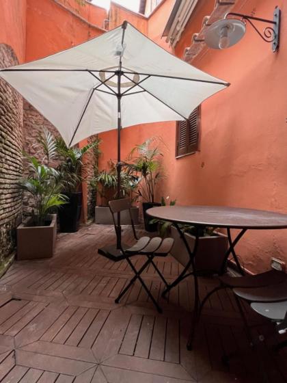 Rione Monti Studio Apt with private garden - image 11