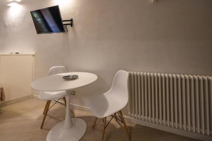 Rione Monti Studio Apt with private garden - image 15