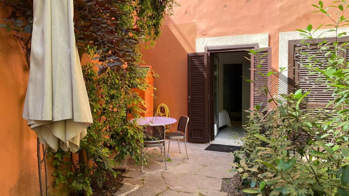 Rione Monti Studio Apt with private garden - image 6