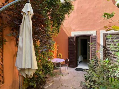 Rione Monti Studio Apt with private garden - image 9