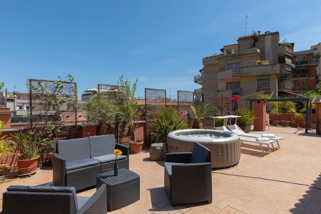 Penthouse with Jacuzzi on Terrace in Trastevere - image 2