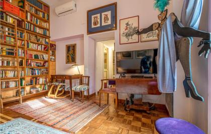 Amazing apartment in Roma with WiFi and 2 Bedrooms - image 2