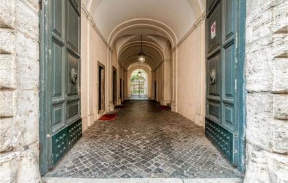 Amazing apartment in Roma with WiFi and 2 Bedrooms - image 9