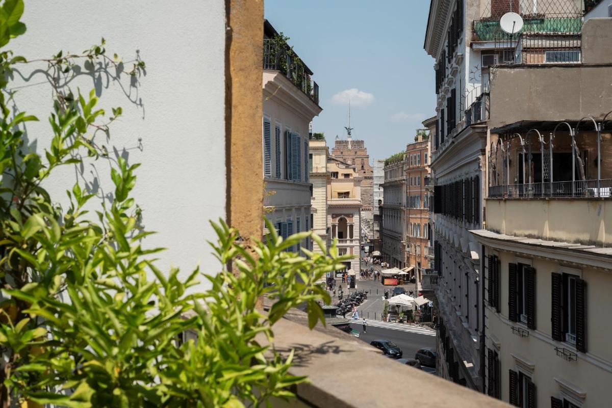 Banchi Vecchi Apartment with Terrace - image 3