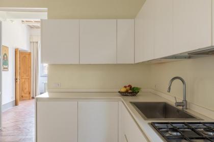 iFlat Campo dei Fiori Stylish Apartment - image 13