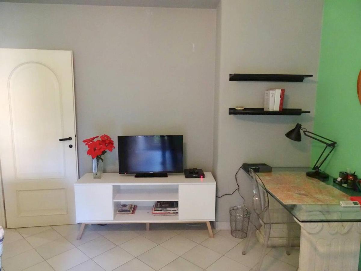 One bedroom appartement with furnished balcony and wifi at Roma - image 4