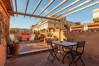 Bright and Comfy Terraced Apartment in Trastevere Rome