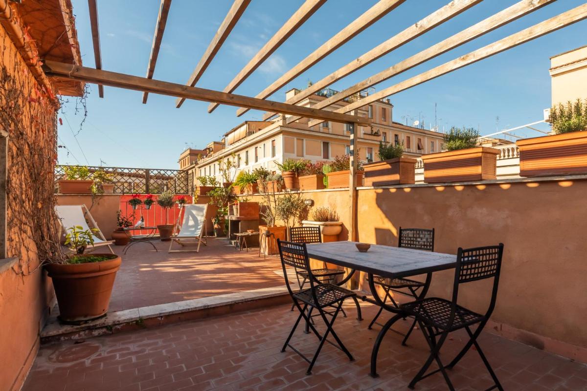 Bright and Comfy Terraced Apartment in Trastevere - main image