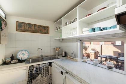 Bright and Comfy Terraced Apartment in Trastevere - image 16