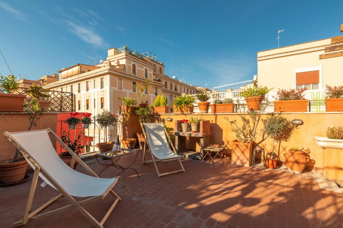 Bright and Comfy Terraced Apartment in Trastevere - image 2