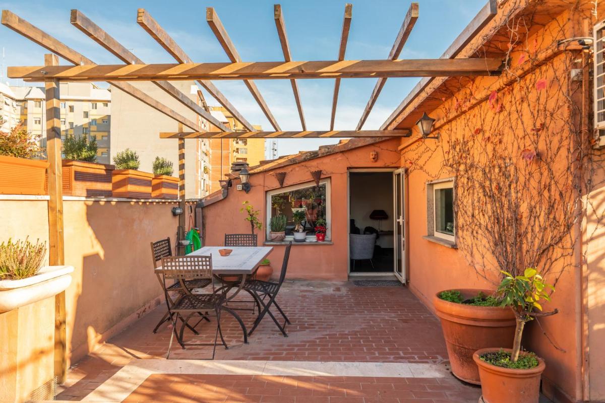 Bright and Comfy Terraced Apartment in Trastevere - image 3