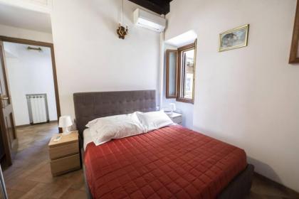 Campo de Fiori Spacious Apartment - image 20