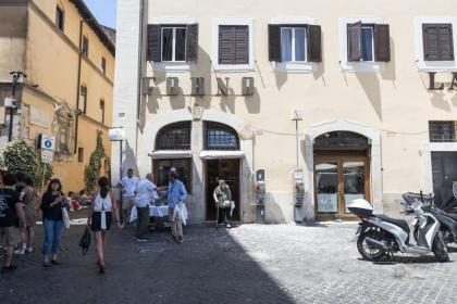 Campo de Fiori Spacious Apartment - image 6