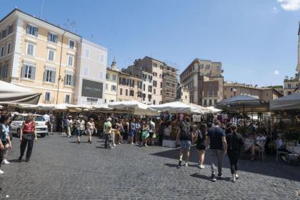 Campo de Fiori Spacious Apartment - image 8