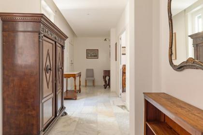 Bright and Spacious Family Apartment in Parioli - image 10