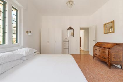 Bright and Spacious Family Apartment in Parioli - image 15