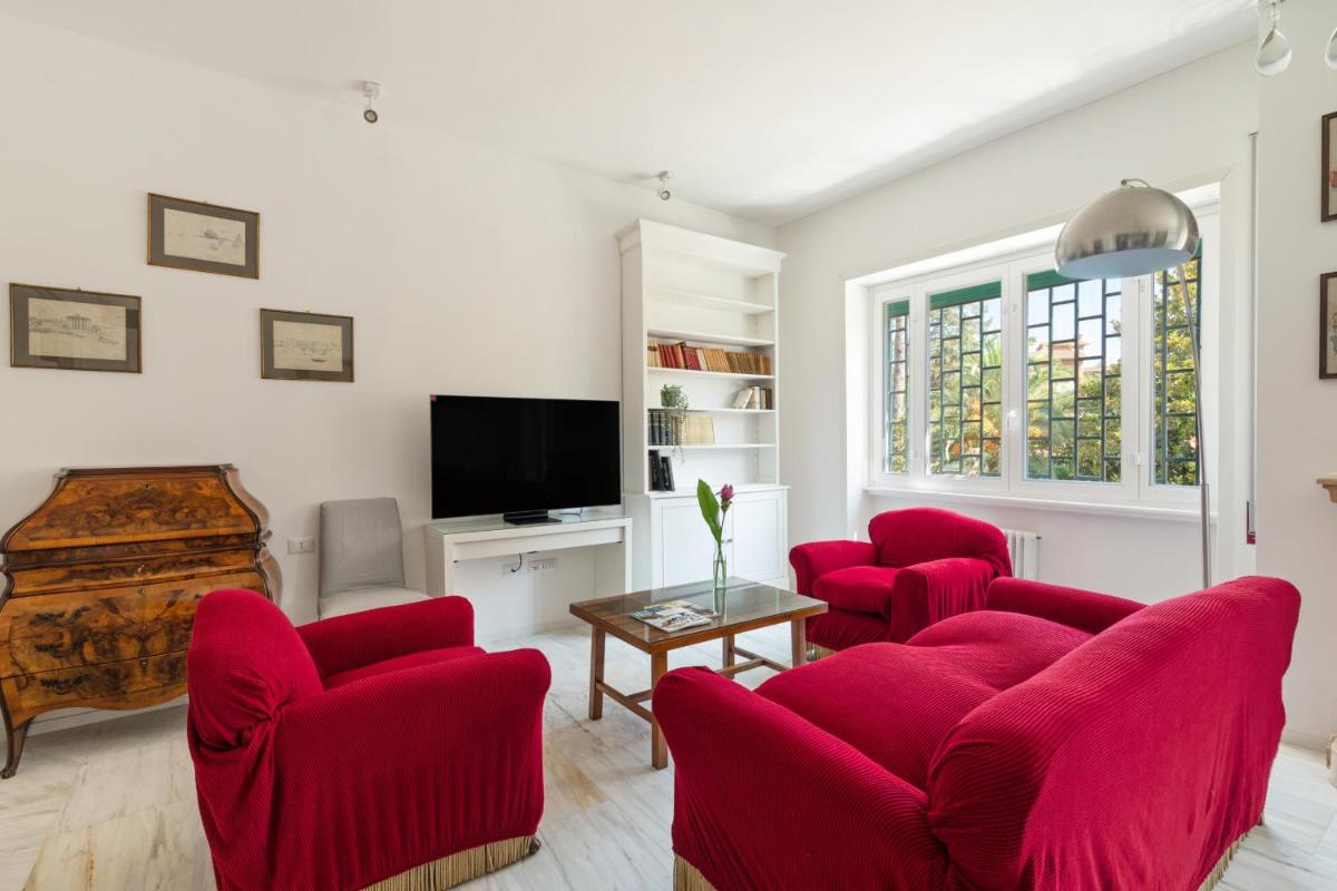 Bright and Spacious Family Apartment in Parioli - image 6