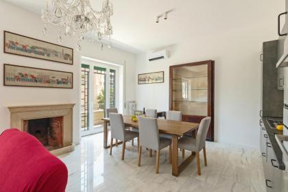 Bright and Spacious Family Apartment in Parioli - image 7