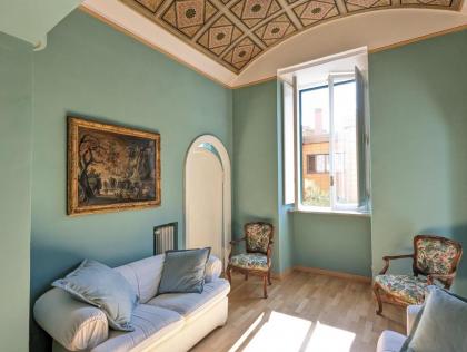 Spanish Steps Enchanting Apartment - image 17