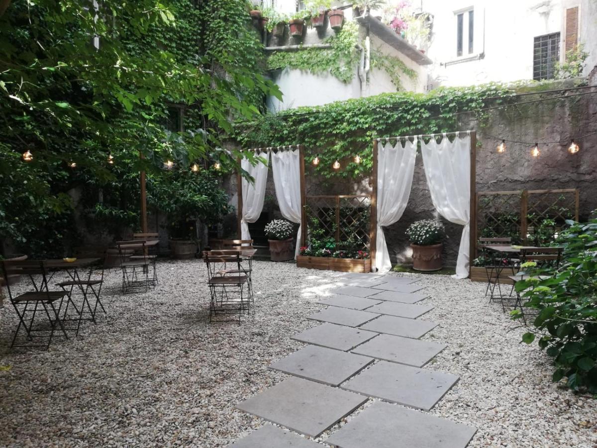 Guesthouse Coronari Courtyard - image 5