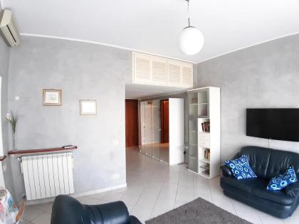 Lory flat near Ostia skatepark Fiumicino airport - image 19