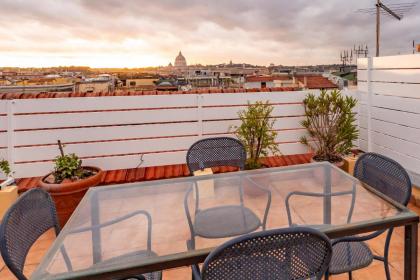 Rooftop 2 BDR Apartment with 360-Degree Views Rome