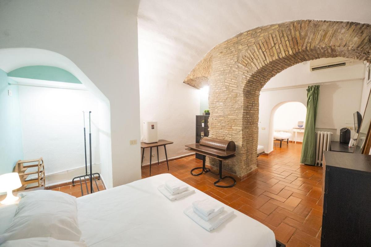 Campo de Fiori Grotto Apartment - main image