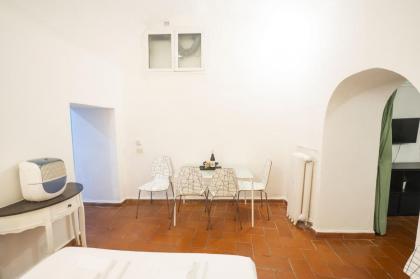 Campo de Fiori Grotto Apartment - image 11