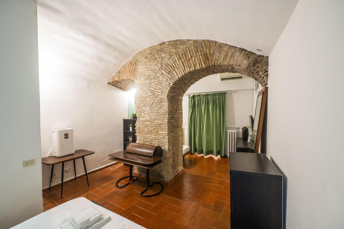 Campo de Fiori Grotto Apartment - image 4