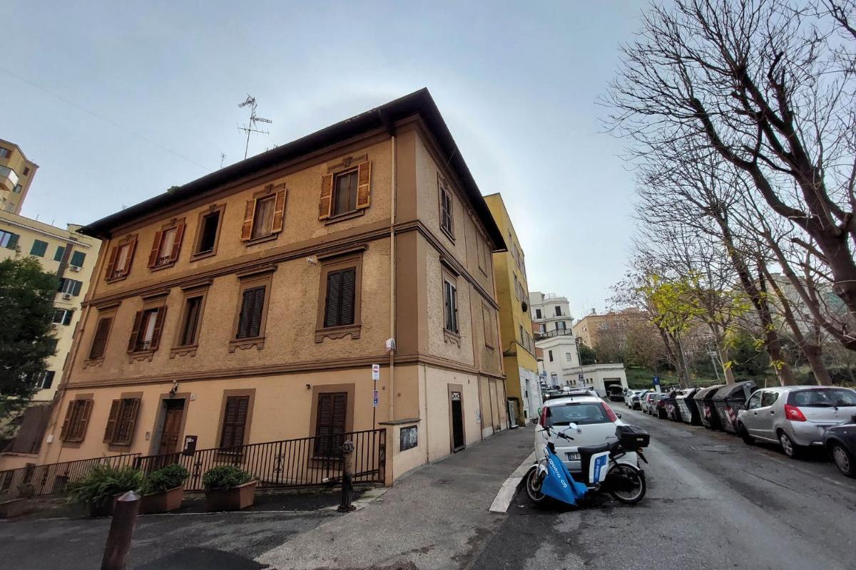 Homs Apartment In Rome - image 3