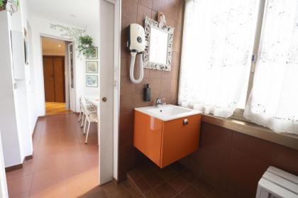 Trastevere 2 BR Cozy Apartment - image 19