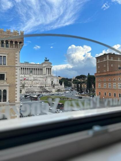 Piazza Venezia Luxury Suite - image 12