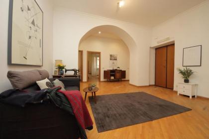 Giant Borghese Apartment - image 11